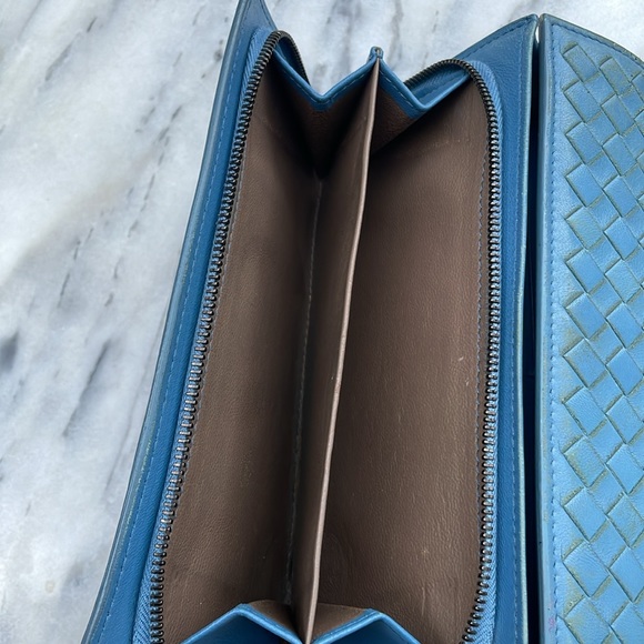 Blue Bottega Veneta woven leather long snap wallet w/ zipper pouch, casual vibe - Picture 8 of 16